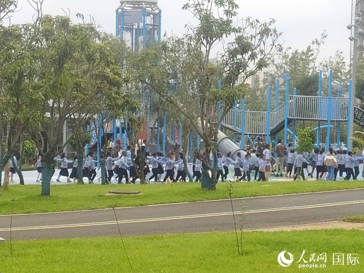 當(dāng)?shù)貎和诠珗@做游戲。人民網(wǎng)記者 黃培昭攝