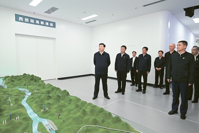 2023年12月14日至15日，中共中央總書記、國家主席、中央軍委主席習近平在廣西考察。這是14日上午，習近平在南寧市考察中國—東盟信息港股份有限公司，結(jié)合平陸運河沙盤聽取西部陸海新通道骨干工程建設匯報。 新華社記者 謝環(huán)馳/攝