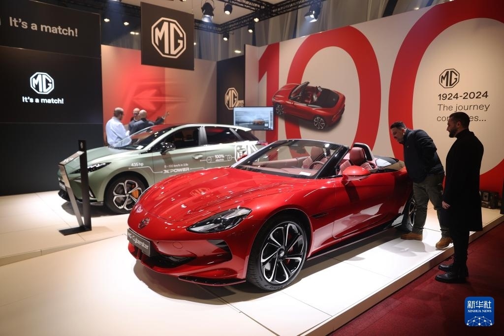 2024年1月17日，人們在比利時(shí)布魯塞爾舉辦的2024布魯塞爾汽車展上參觀上汽名爵電動(dòng)汽車。新華社記者 趙丁喆 攝