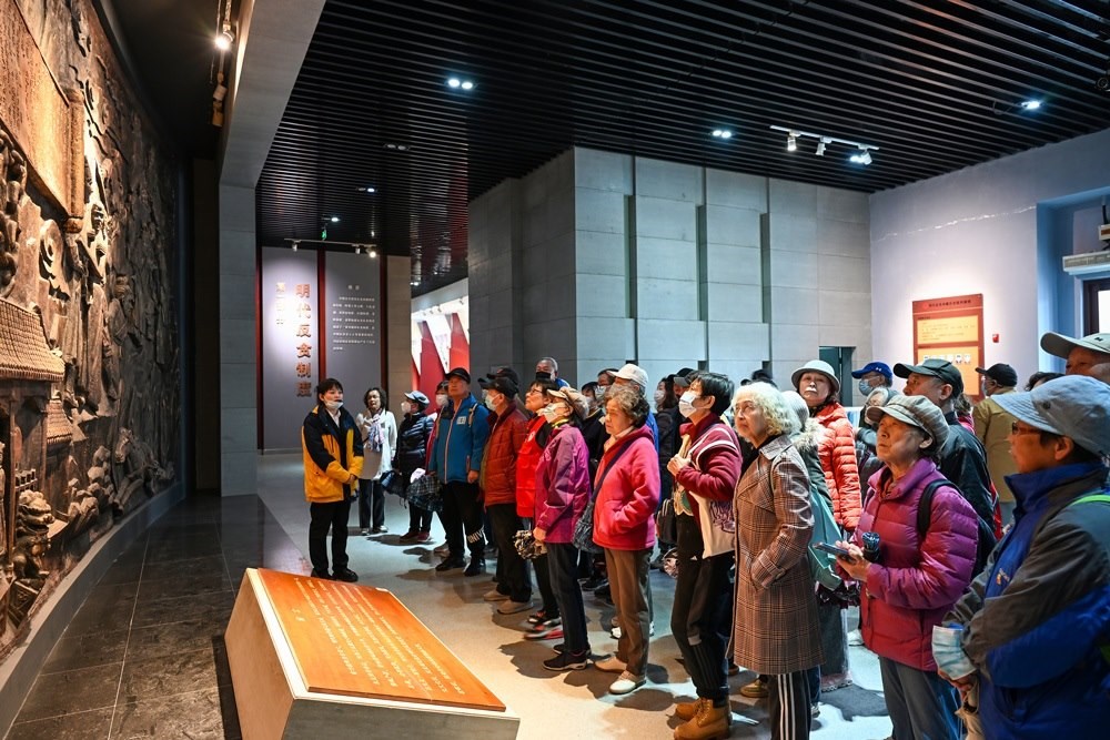 △ 2024年4月10日，北京朝陽區(qū)安慧里社區(qū)黨委組織離退休黨員參觀“明鏡昭廉”明代反貪尚廉歷史文化園。