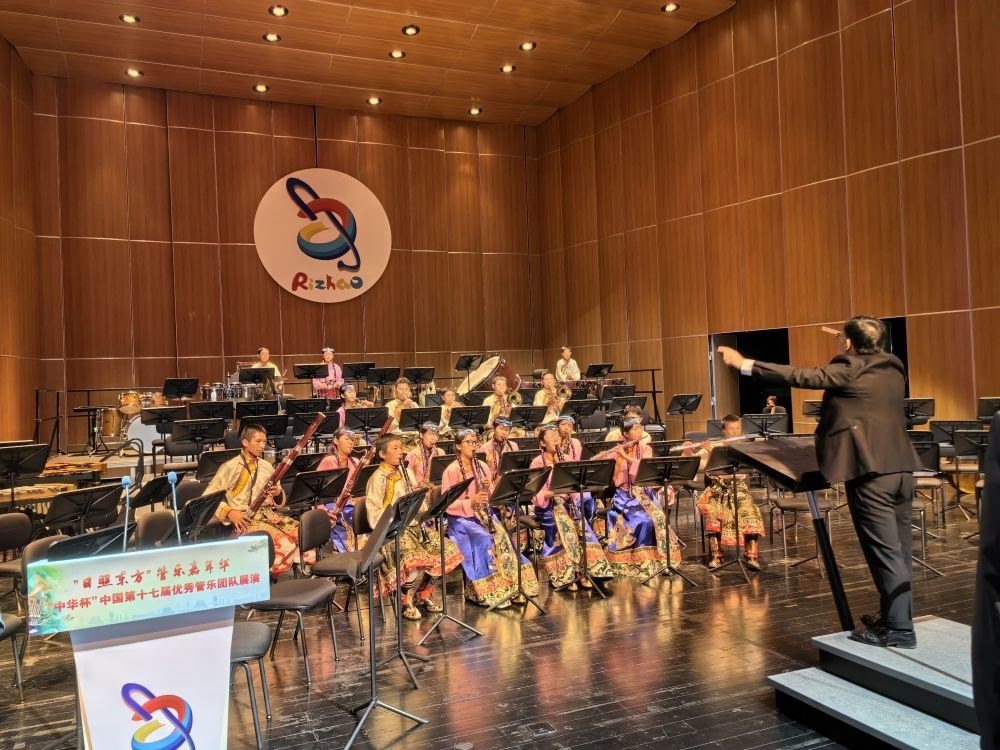 5月4日，來(lái)自果洛西寧民族中學(xué)的果洛州青少年管樂(lè)團(tuán)在山東省日照市演出。