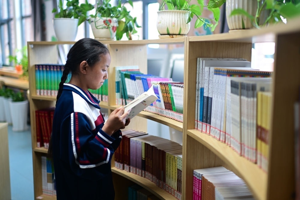 6月18日，果洛西寧民族中學(xué)學(xué)生尼東拉毛在圖書(shū)室看書(shū)。