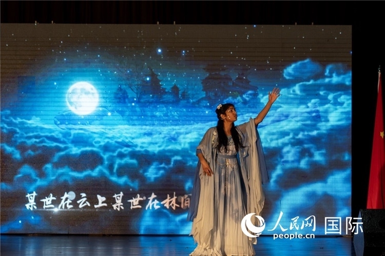 參賽選手演唱中文歌曲《左手指月》。人民日?qǐng)?bào)非洲中心分社 希拉茲·莫林?jǐn)z