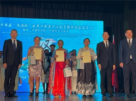 李旭東教育參贊（左一）與赴華參賽選手等合影留念。（圖片來源：孔子課堂）