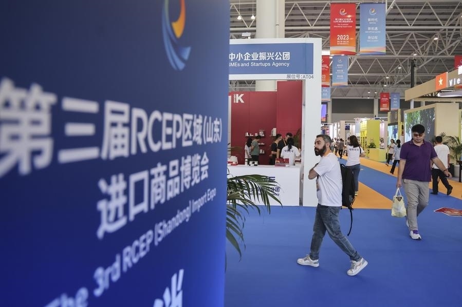 2023年8月18日，人們?cè)诘谌龑肦CEP區(qū)域（山東）進(jìn)口商品博覽會(huì)上參觀。新華社發(fā)（許傳寶 攝）