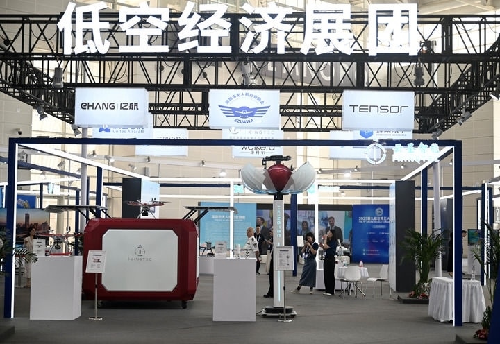 6月20日，參觀者在博覽會低空經(jīng)濟展團參觀。新華社記者 趙子碩 攝