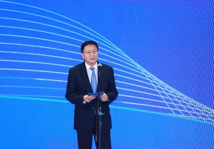 中國網(wǎng)總編輯王曉輝主持論壇。中國外文局供圖