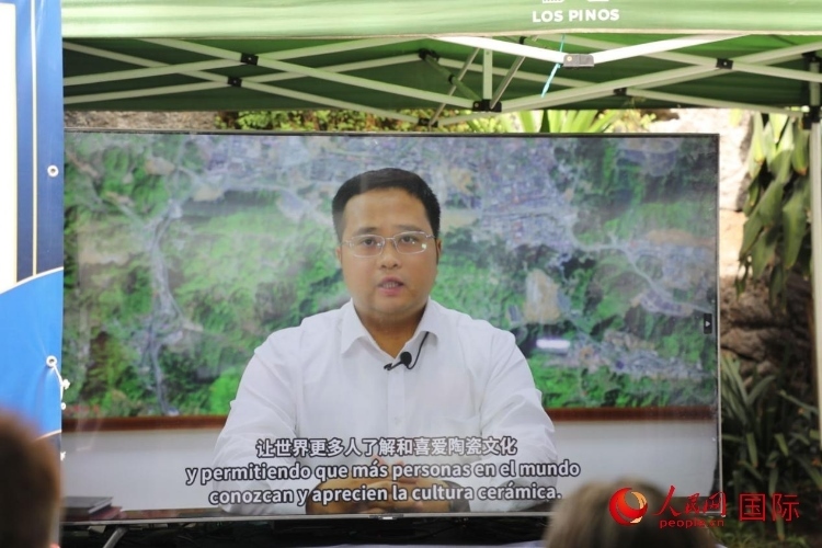 德化縣人民政府縣長方俊欽視頻致辭。人民網(wǎng) 埃內(nèi)斯托·多明戈斯攝