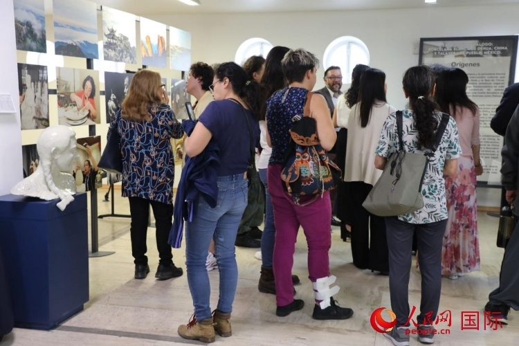 在展覽現(xiàn)場，觀眾們駐足欣賞德化白瓷和墨西哥彩瓷。人民網(wǎng) 埃內(nèi)斯托·多明戈斯攝