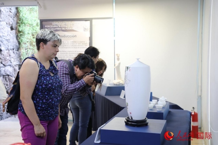 在展覽現(xiàn)場，觀眾們駐足欣賞德化白瓷和墨西哥彩瓷。人民網(wǎng) 埃內(nèi)斯托·多明戈斯攝