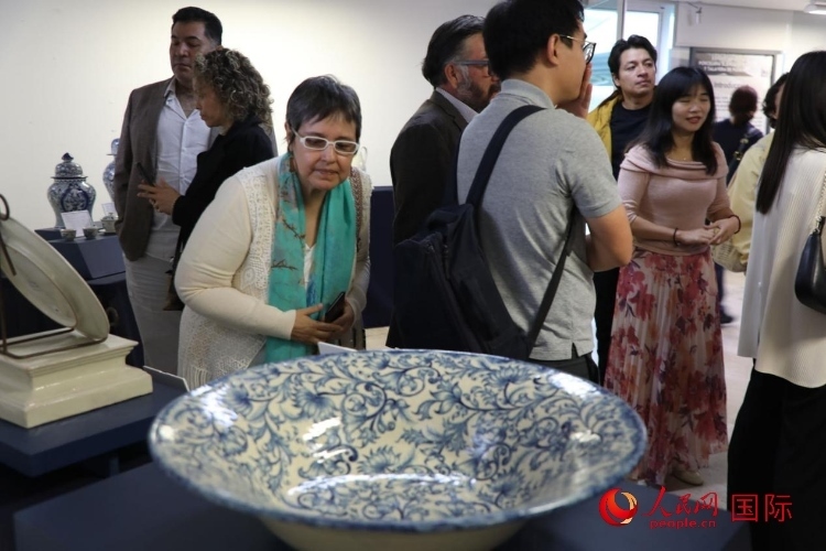 在展覽現(xiàn)場，觀眾們駐足欣賞德化白瓷和墨西哥彩瓷。人民網(wǎng) 埃內(nèi)斯托·多明戈斯攝