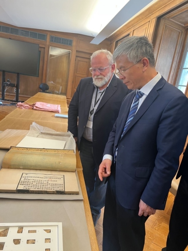 山東大學(xué)校長李術(shù)才率團(tuán)訪問法國國家圖書館。山東大學(xué)供圖