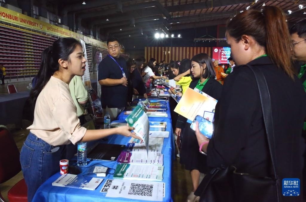 6月22日，在泰國曼谷吞武里大學舉辦的中國高等教育展上，學生在中國高校展臺前了解信息。新華社記者 孫瑋彤 攝