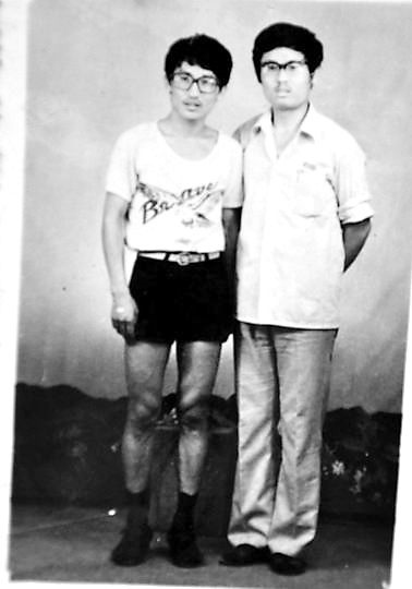薛其坤（左）與大學(xué)同學(xué)合影。