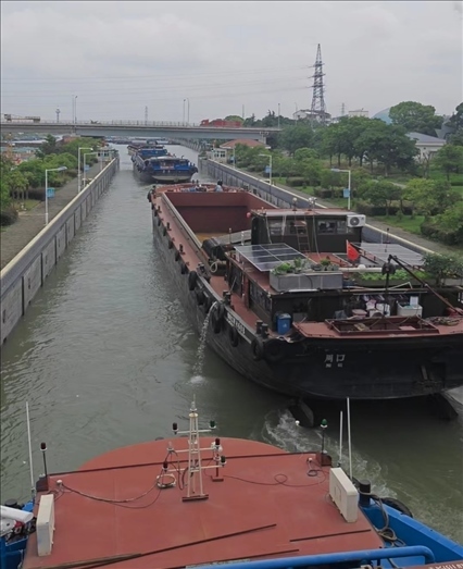 諫壁船閘內(nèi)船只正在過(guò)閘。人民網(wǎng)記者 黃鈺攝