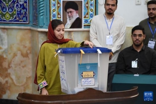 6月28日，伊朗選民在德黑蘭的一處投票站參加總統(tǒng)選舉投票。新華社記者 沙達提 攝