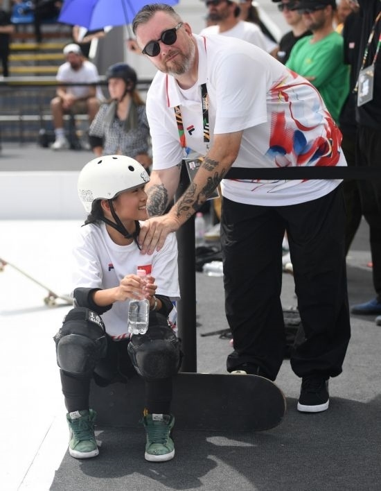 6月20日，鄭好好（左）在比賽間隙與教練互動(dòng)，她在預(yù)賽中最佳成績?yōu)?2.60分。當(dāng)日，巴黎奧運(yùn)會(huì)資格系列賽布達(dá)佩斯站滑板女子碗池預(yù)賽在布達(dá)佩斯舉行。新華社記者 賀燦鈴 攝