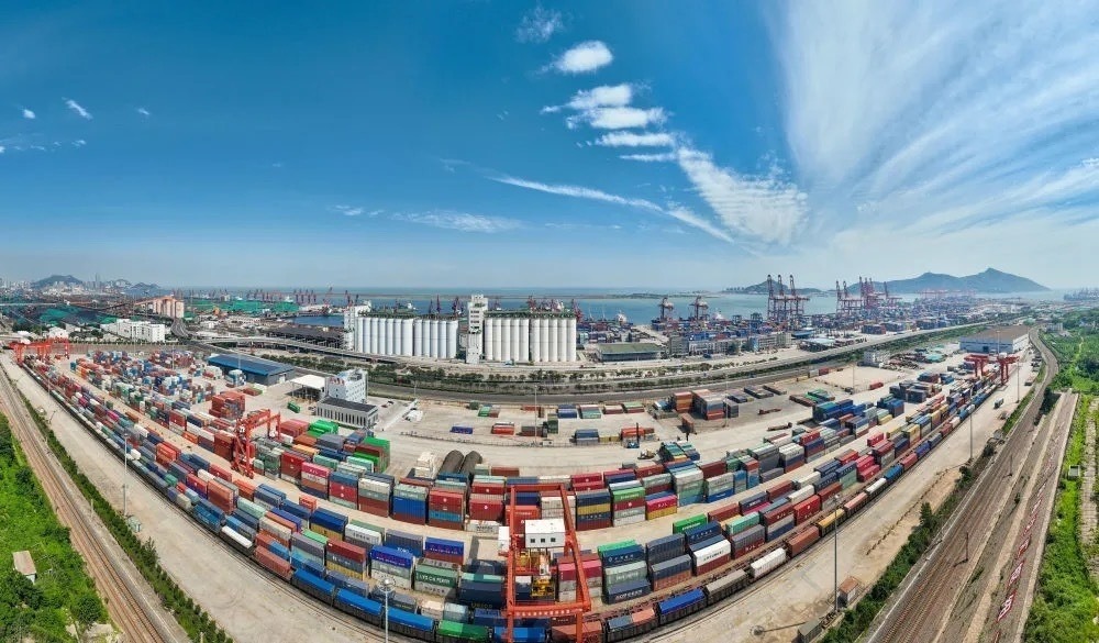 中哈連云港物流合作基地及集裝箱碼頭。（圖源：新華社）