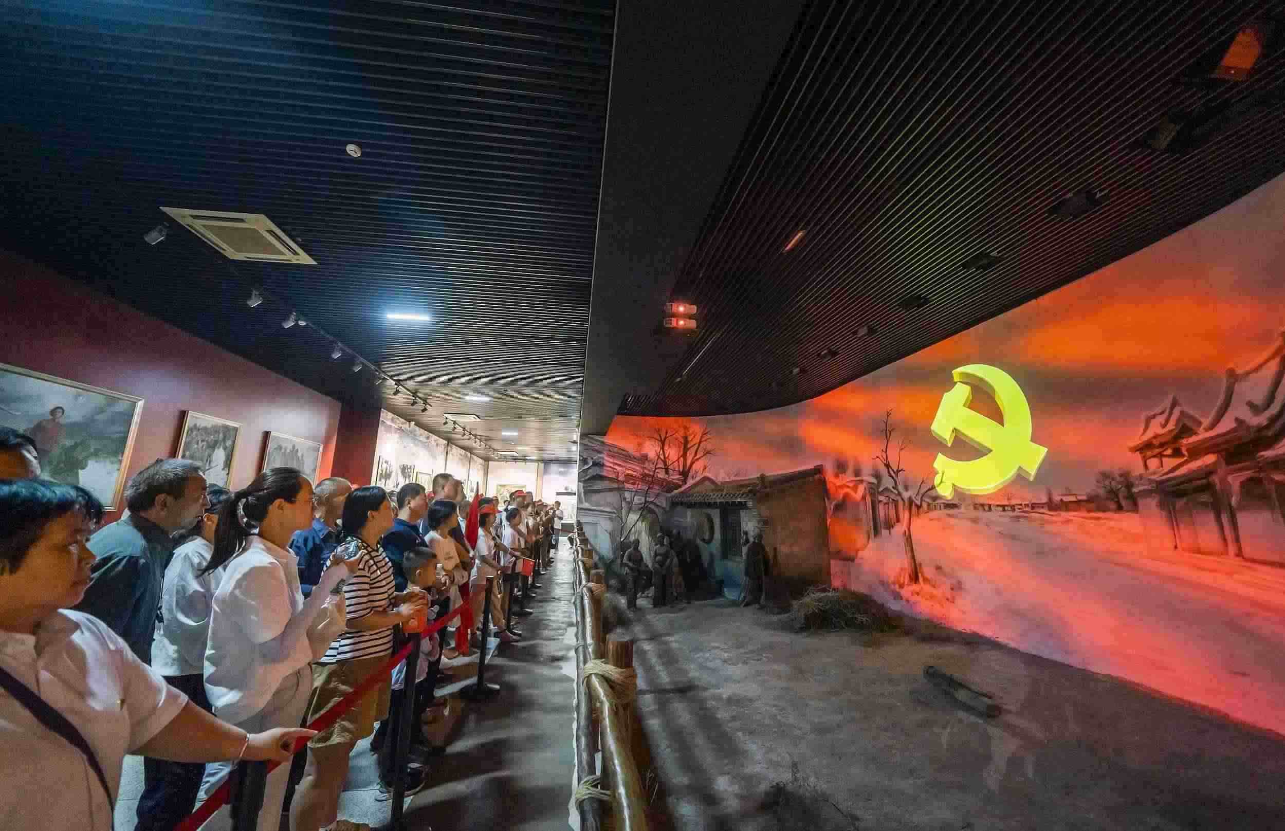 山西呂梁，游客正在文水縣劉胡蘭紀(jì)念館參觀。（圖片來源：視覺中國）