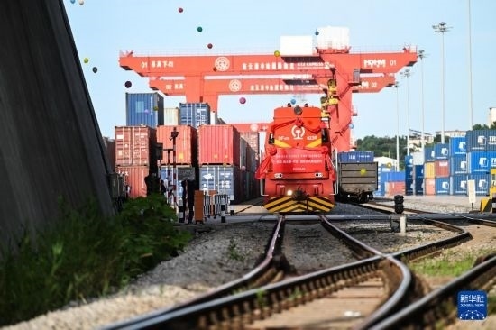 6月26日，“韓國(guó)-連云港-中亞”國(guó)際多式聯(lián)運(yùn)班列從中哈連云港物流合作基地出發(fā)，駛往哈薩克斯坦、烏茲別克斯坦。班列運(yùn)載的55個(gè)大柜此前于6月13日從韓國(guó)境內(nèi)發(fā)出，經(jīng)釜山港海運(yùn)抵達(dá)連云港后轉(zhuǎn)由鐵路運(yùn)輸。新華社記者 季春鵬 攝
