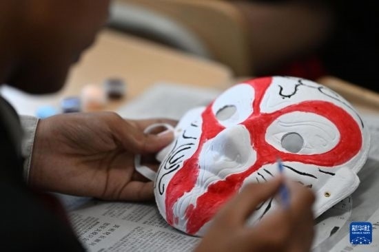 7月3日，外國(guó)學(xué)生在繪制京劇臉譜。新華社記者 李然 攝