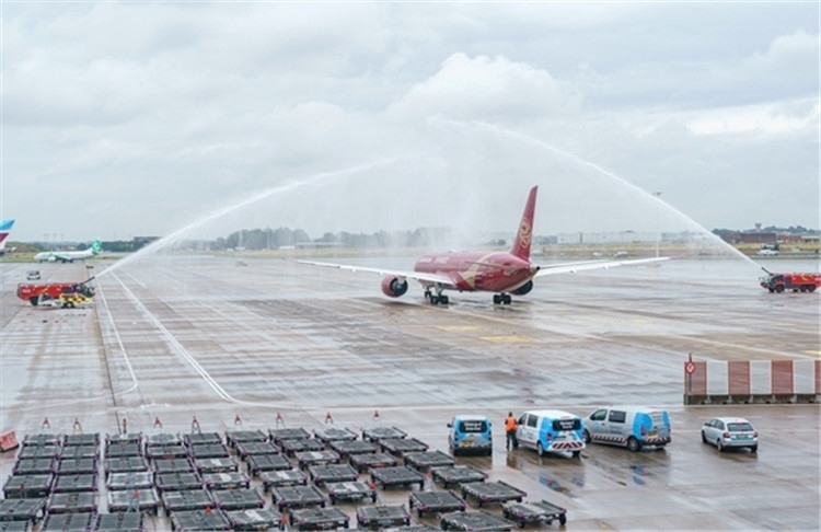 圖為布魯塞爾-上海返程航班出發(fā)前，布魯塞爾機場方面為返程航班舉行水門儀式。吉祥航空供圖