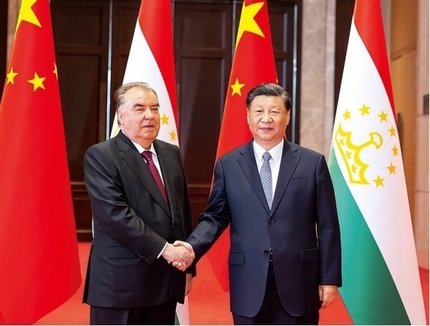 2023年5月，國家主席習近平在西安同來華出席中國—中亞峰會并進行國事訪問的塔吉克斯坦總統(tǒng)拉赫蒙會談。新華社記者 丁海濤 攝