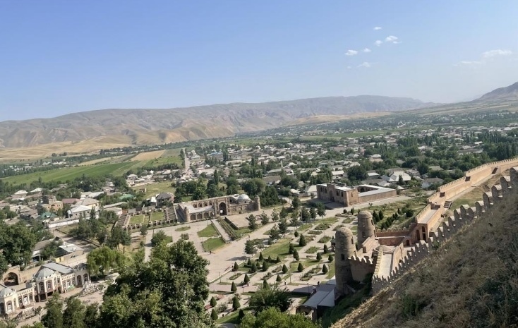 位于塔吉克斯坦杜尚別西北的吉薩爾古城，有著3000多年歷史。有研究認為，張騫出使大宛回程途中曾經(jīng)過此地。圖為從吉薩爾古城城墻俯瞰城門與市鎮(zhèn)。本報記者 曲頌 攝