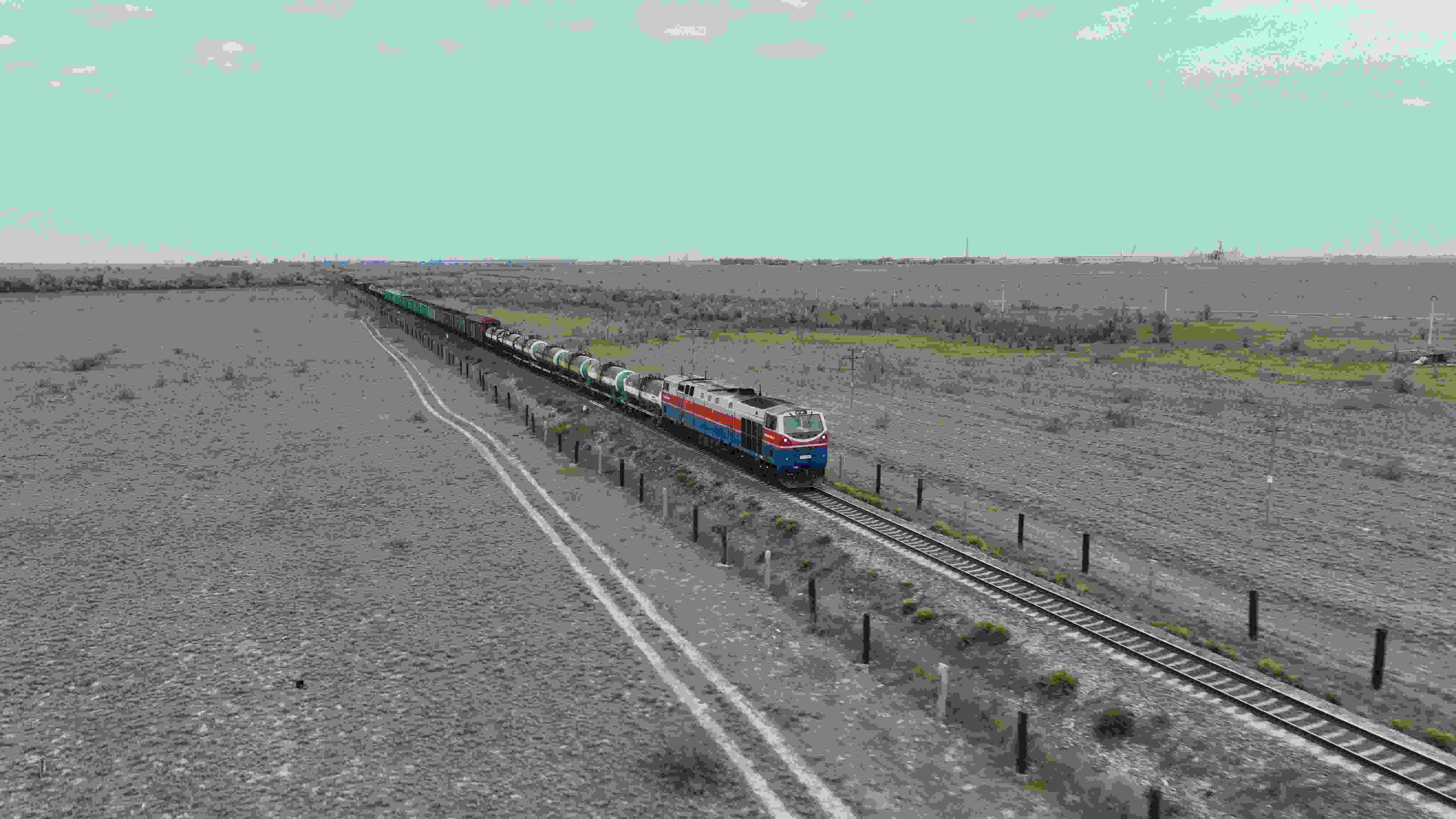 △ 2023年5月12日，在哈薩克斯坦阿拉木圖附近，貨運(yùn)列車馳騁于阿拉木圖與中國霍爾果斯間（無人機(jī)照片）。