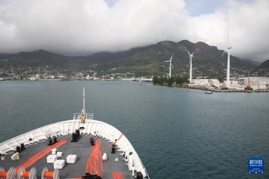 7月5日，中國(guó)海軍“和平方舟”號(hào)醫(yī)院船抵達(dá)塞舌爾維多利亞新港碼頭。新華社發(fā)（劉志磊 攝）