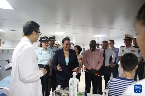 7月5日，塞舌爾衛(wèi)生部長(zhǎng)維多在中國(guó)海軍“和平方舟”號(hào)醫(yī)院船上參觀中醫(yī)診室。新華社發(fā)（劉志磊 攝）