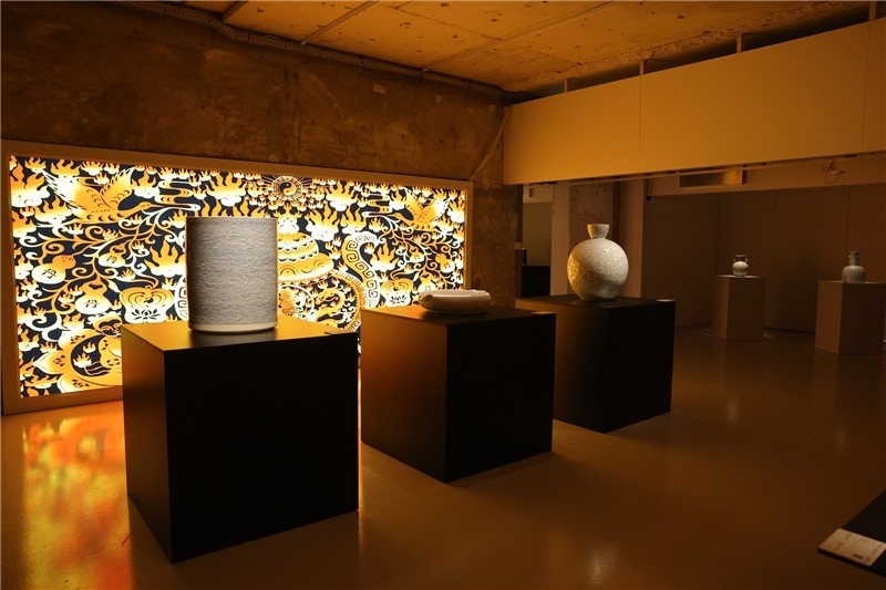 《新生萬(wàn)物-中國(guó)非遺與當(dāng)代設(shè)計(jì)展》展廳。陽(yáng)光媒體集團(tuán)供圖