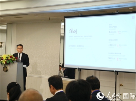 深圳市人民政府國有資產(chǎn)監(jiān)督管理委員會黨委副書記、副主任徐國東進(jìn)行深圳市推介。人民網(wǎng) 許可攝