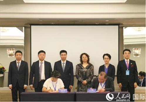 雙方企業(yè)簽訂交流與合作協(xié)議。人民網(wǎng) 許可攝