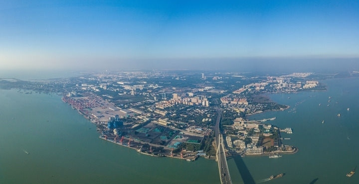 海南自貿(mào)港重點(diǎn)園區(qū)——洋浦經(jīng)濟(jì)開發(fā)區(qū)（2023年12月31日攝，無人機(jī)全景照片）。新華社記者 蒲曉旭 攝