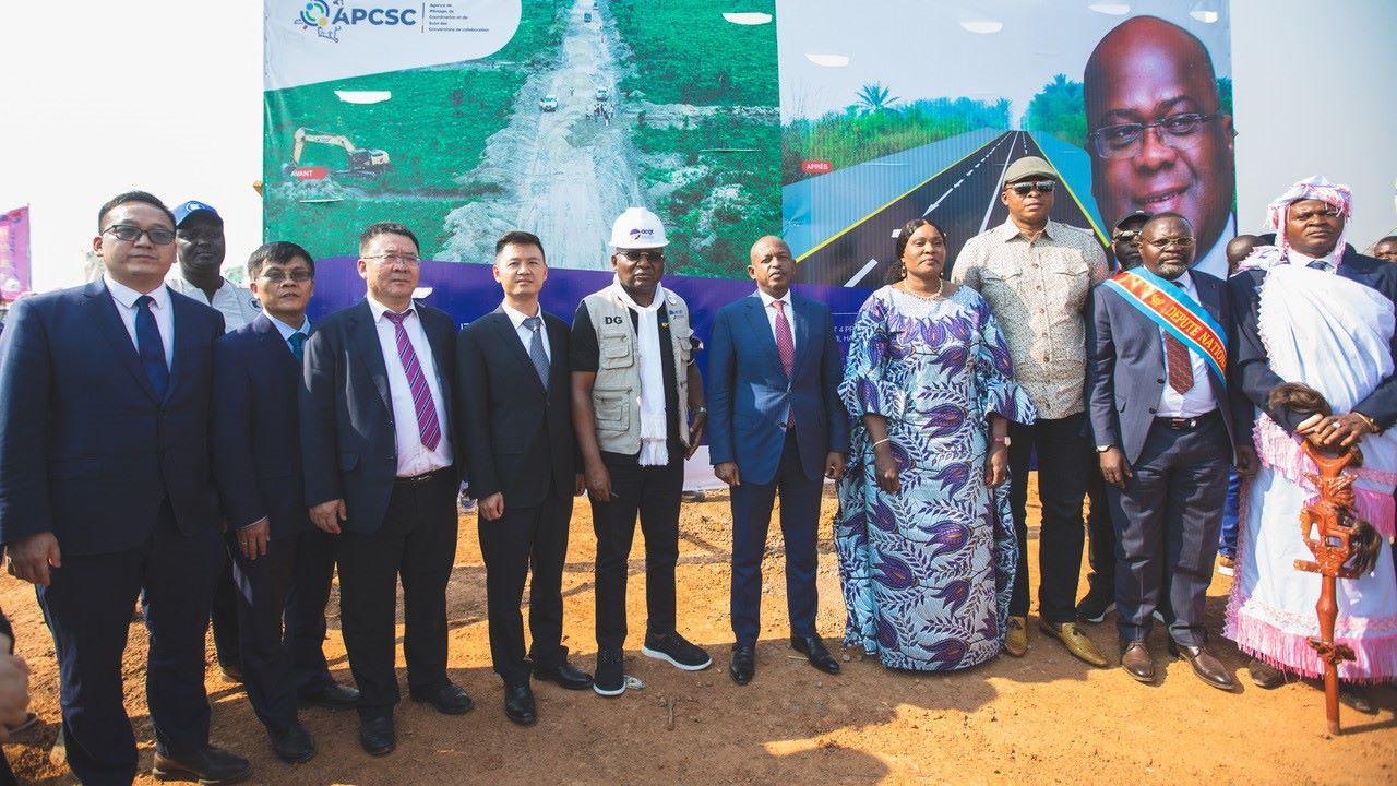 剛果（金）政府代表與中方企業(yè)代表出席開(kāi)工儀式。中鐵資源集團(tuán)供圖