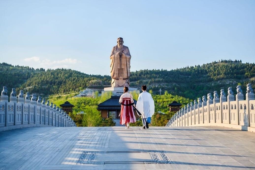 游客漫步尼山圣境領(lǐng)略古脈綿長(zhǎng)。人民網(wǎng) 喬姝攝