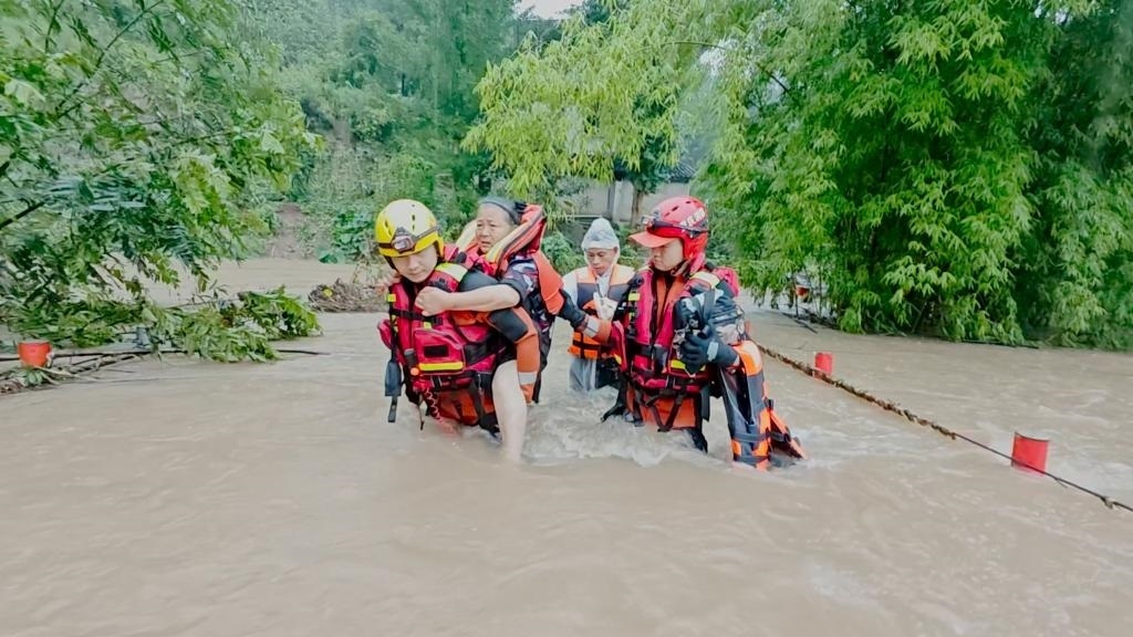 在忠縣，救援人員正在轉移受災群眾。新華社發(fā)