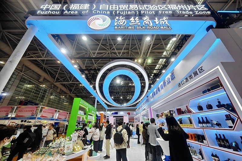 2024年3月18日，第四屆中國跨境電商交易會在福建福州開幕。展會聚焦“鏈接跨境全流域 共建電商新生態(tài)”，集聚全國80余個外貿(mào)產(chǎn)業(yè)帶的上千家供應(yīng)鏈企業(yè)。