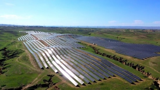 紅寺堡區(qū)發(fā)展光伏產(chǎn)業(yè)。新華社發(fā)（康國(guó)慶 攝）