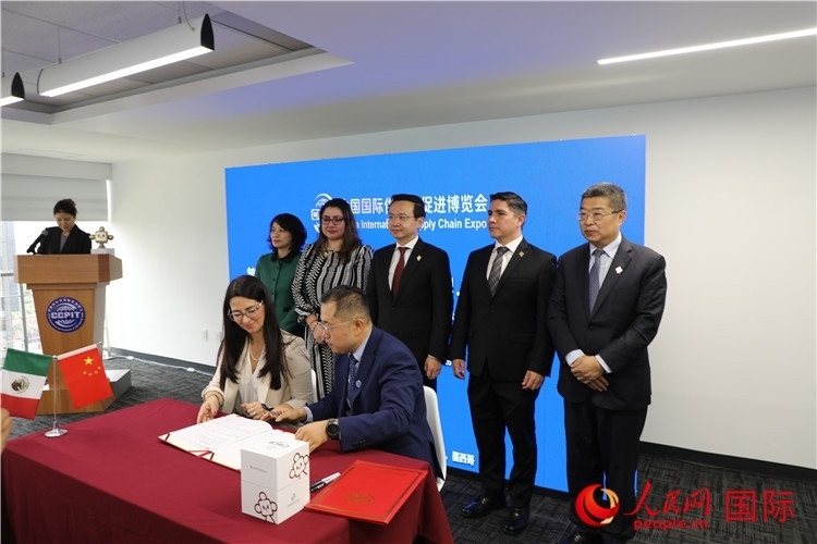與會嘉賓簽署關(guān)于共同促進墨西哥企業(yè)參加第二屆鏈博會合作備忘錄。人民網(wǎng) 埃內(nèi)斯托·多明戈斯攝