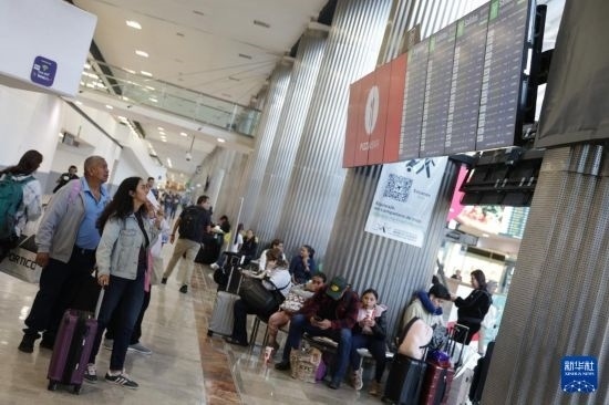 7月19日，在墨西哥首都墨西哥城的貝尼托·華雷斯國(guó)際機(jī)場(chǎng)，許多航班被延誤或取消，大量旅客在機(jī)場(chǎng)等待。新華社發(fā)（弗朗西斯科·卡涅多攝）