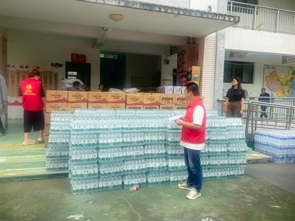 圖為愛心人士向鳳縣河口鎮(zhèn)中心小學捐贈的物資。新華社記者 劉彤 攝