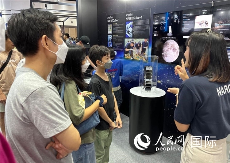 泰國國家天文研究所工作人員向觀眾科普天文知識。人民網(wǎng)記者 簡承淵攝