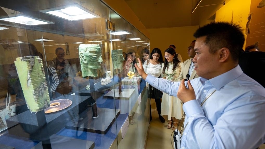 2024年6月14日，冉宏林在埃及開(kāi)羅舉辦的“三星堆·金沙”主題數(shù)字展上向埃及公眾介紹三星堆文化。新華社發(fā)（四川省文物考古研究院供圖）