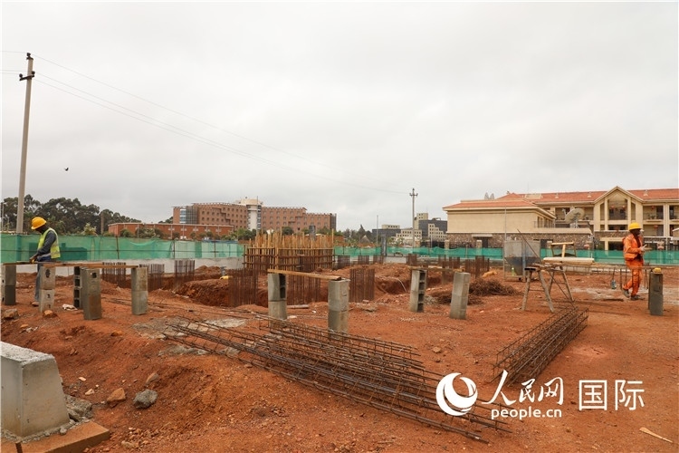 圖為孔子學(xué)院項(xiàng)目施工現(xiàn)場(chǎng)。人民網(wǎng)記者 沈小曉攝。