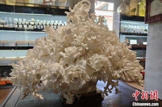 福建德化陶瓷以“白”見(jiàn)長(zhǎng)，因白如雪、明如鏡、薄如紙、聲如磬、潤(rùn)如玉而享譽(yù)世界。 吳冠標(biāo) 攝