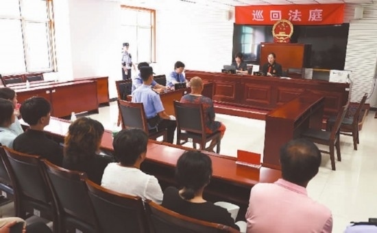 圖①：庭審現(xiàn)場。