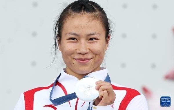 北京時(shí)間8月7日，在巴黎奧運(yùn)會(huì)攀巖女子速度賽比賽中，中國(guó)選手鄧麗娟獲得銀牌。圖為亞軍中國(guó)選手鄧麗娟在頒獎(jiǎng)儀式上。新華社記者 高靜 攝