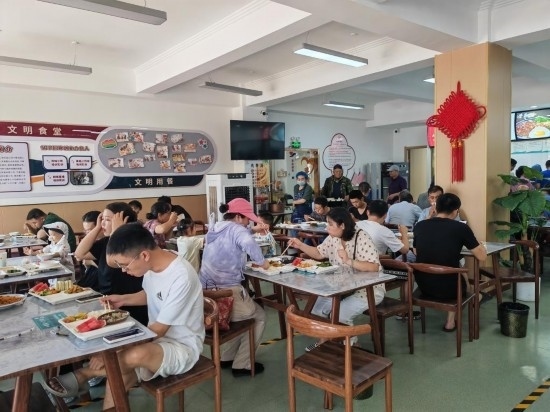 清水灣社區(qū)食堂坐滿(mǎn)了前來(lái)就餐的居民。新華社記者 鄒欣媛 攝